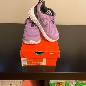 7c new in box Nike Revolution 5 Little Kids' Shoes Lilac /metallic silver